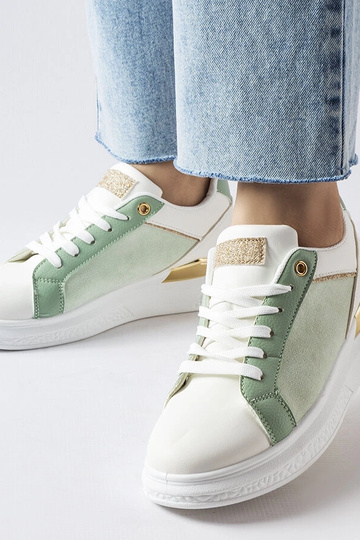 Valged ja rohelised kingad...