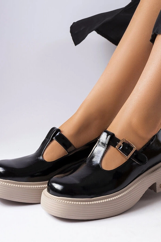 Mustad lakitud poolsaapad, „Karino"