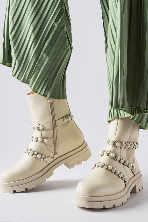 Beežid poolsaapad kaunistatud...