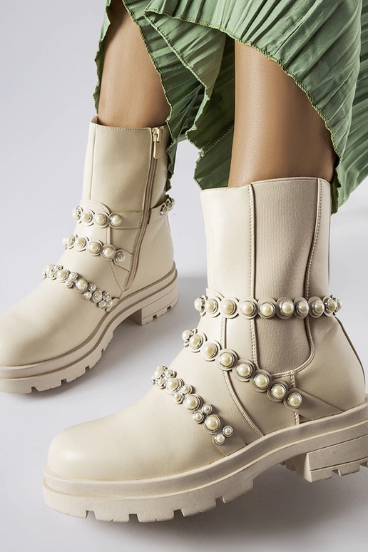 Beežid poolsaapad kaunistatud...