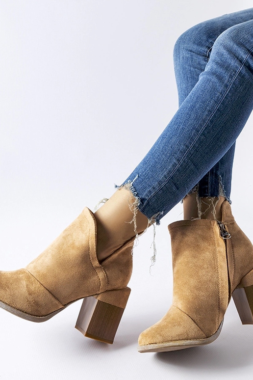 Beežid poolsaapad väljalõigetega...