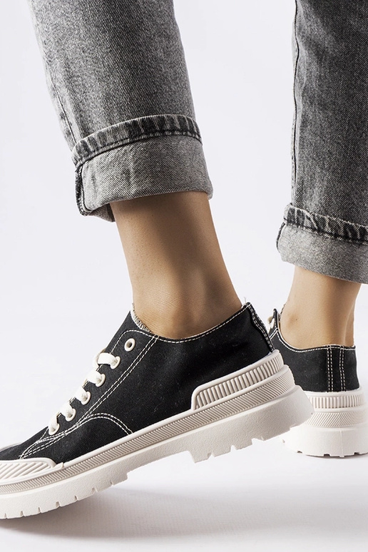 Mustad Nassari lõuendist tossud