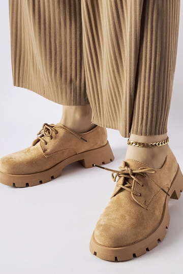 Pruunid poolsaapad...