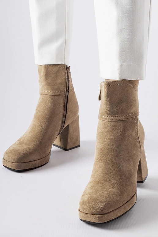 Hallid madalad saapad massiivse...