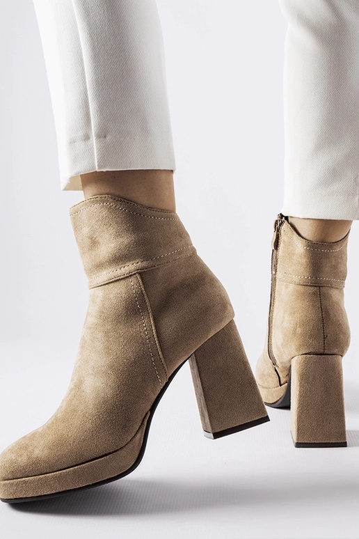 Hallid madalad saapad massiivse...