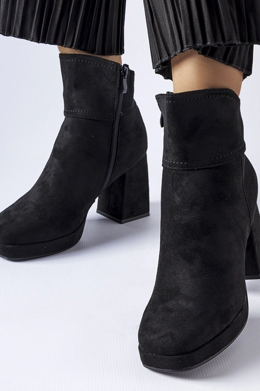 Mustad poolsaapad massiivse kontsaga...