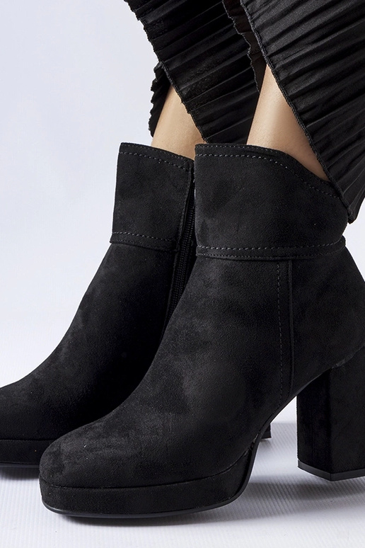 Mustad poolsaapad massiivse kontsaga...