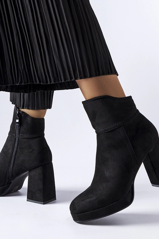 Mustad poolsaapad massiivse kontsaga...