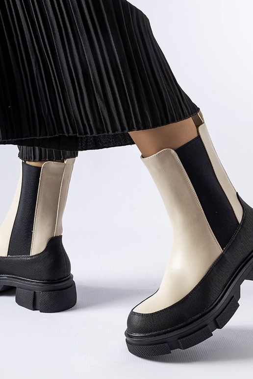 Beežid ja mustad Faisali poolsaapad