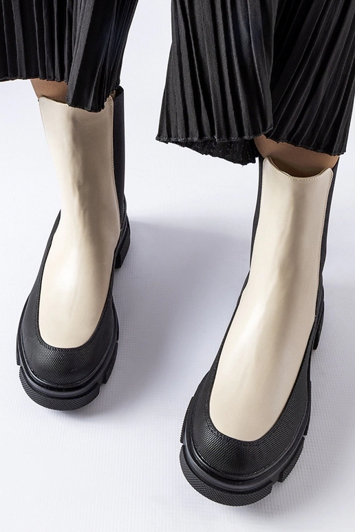 Beežid ja mustad Faisali poolsaapad