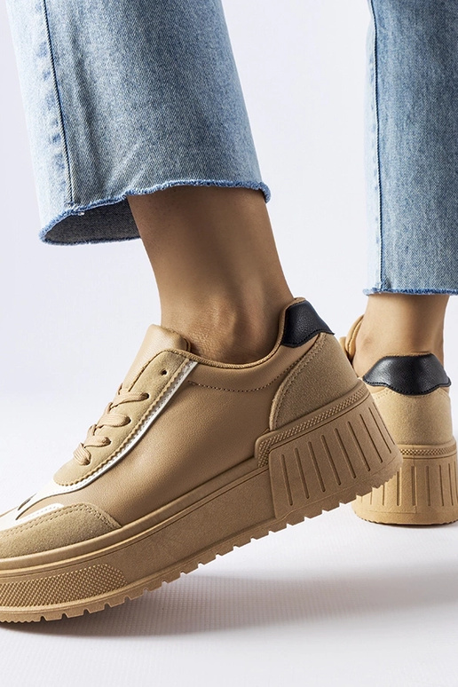 Beežid tossud paksul Seluci platvormil Beežid tossud paksul Seluci platvormil