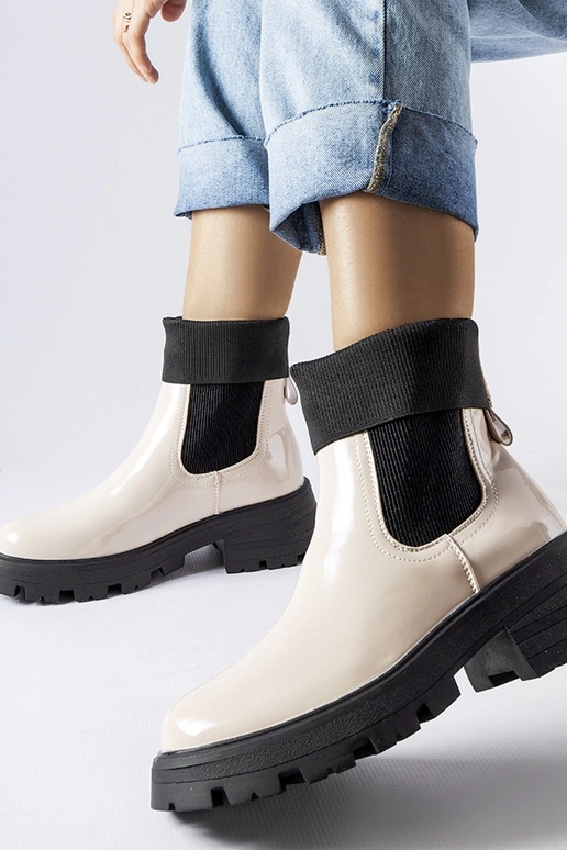 Breolungi beežid libisevad töösaapad