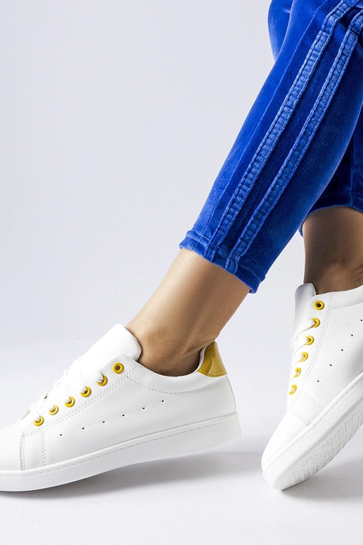 Valged tossud kollaste aktsentidega... Valged tossud kollaste aktsentidega...