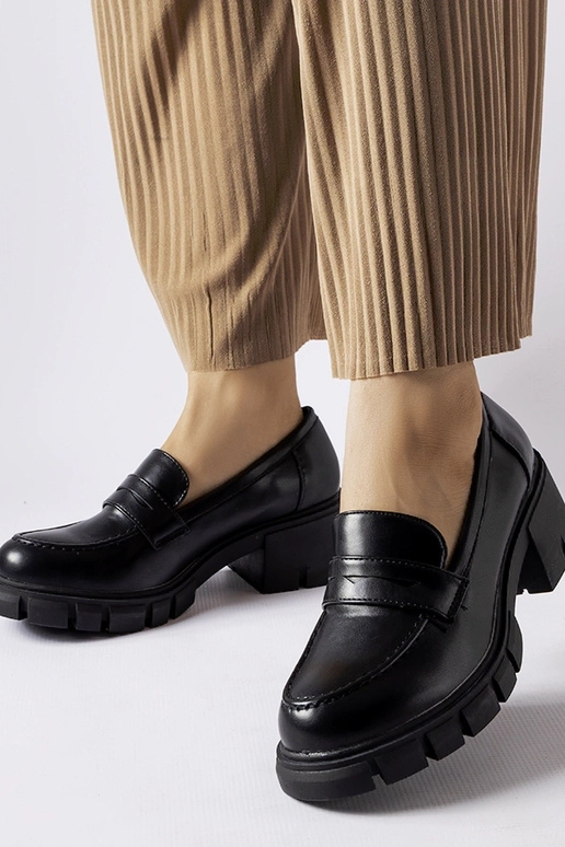 Mustad klassikalised pätsid Dina klotsil