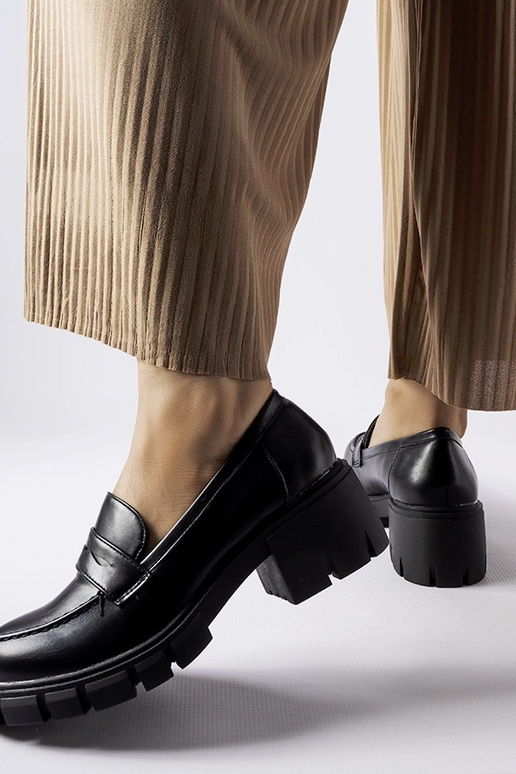 Mustad klassikalised pätsid Dina klotsil