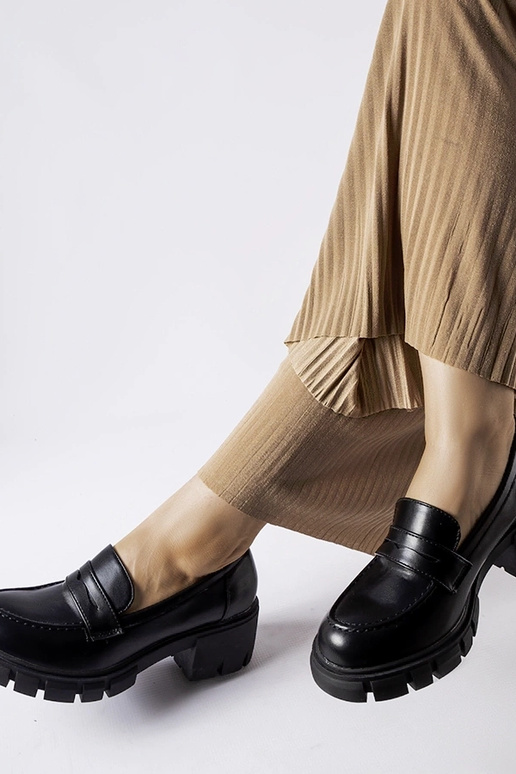 Mustad klassikalised pätsid Dina klotsil