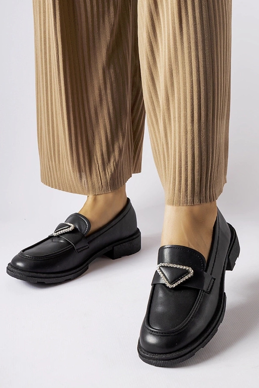 Mustad mokassiinid kaunistatud...