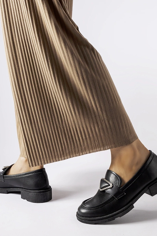 Mustad mokassiinid kaunistatud...