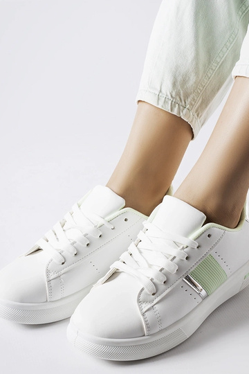 Valged spordijalatsid... 2