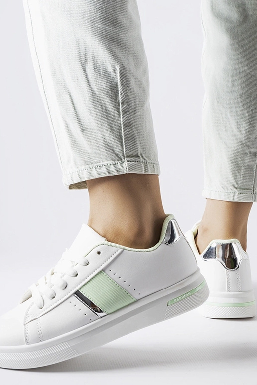 Valged spordijalatsid piparmündi... Valged spordijalatsid piparmündi...