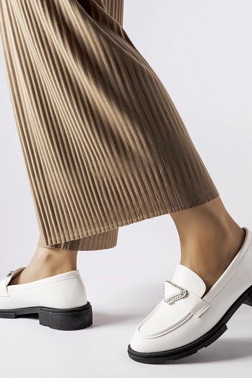 Valged mokassiinid kaunistatud...