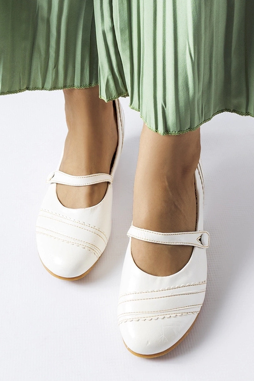 Valged madala kontsaga pumbad...