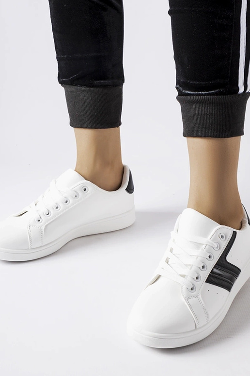 Valged tossud mustade vahetükkidega... Valged tossud mustade vahetükkidega...