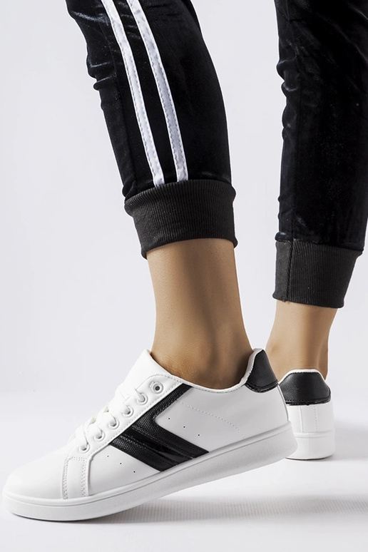 Valged tossud mustade vahetükkidega... Valged tossud mustade vahetükkidega...