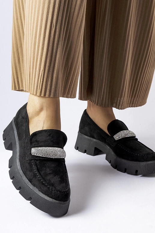 Mustad mokassiinid massiivse tallaga...