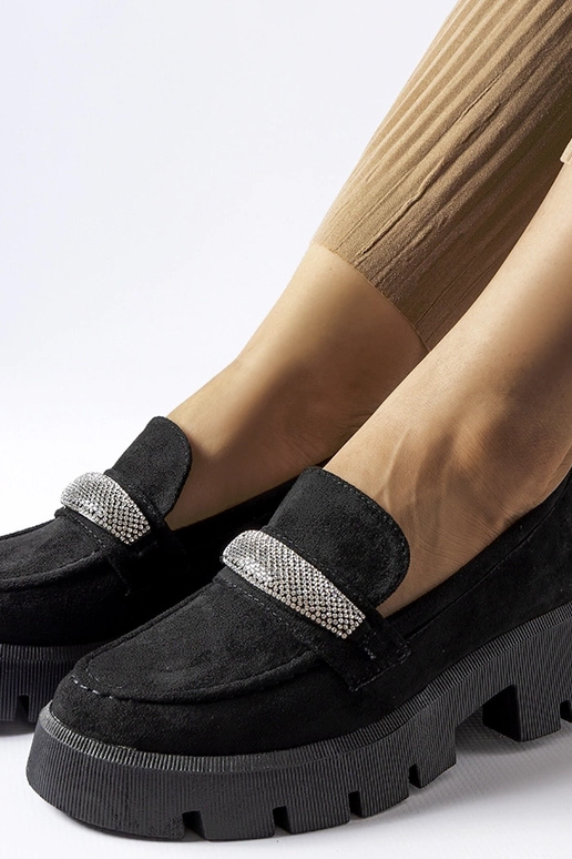 Mustad mokassiinid massiivse tallaga...