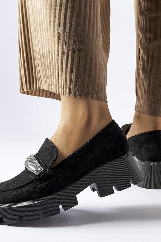 Mustad mokassiinid massiivse tallaga...