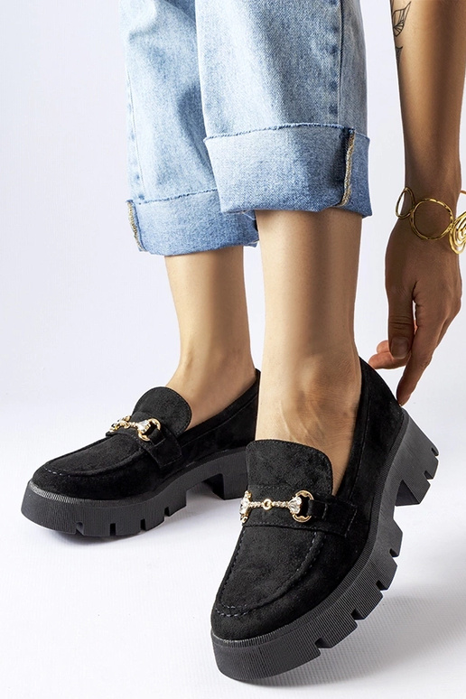 Mustad pätsid pandla ja kividega Gaiola