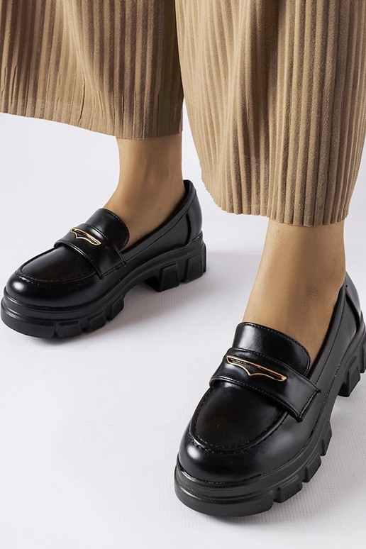 Mustad mokassiinid nähtava turvisega...