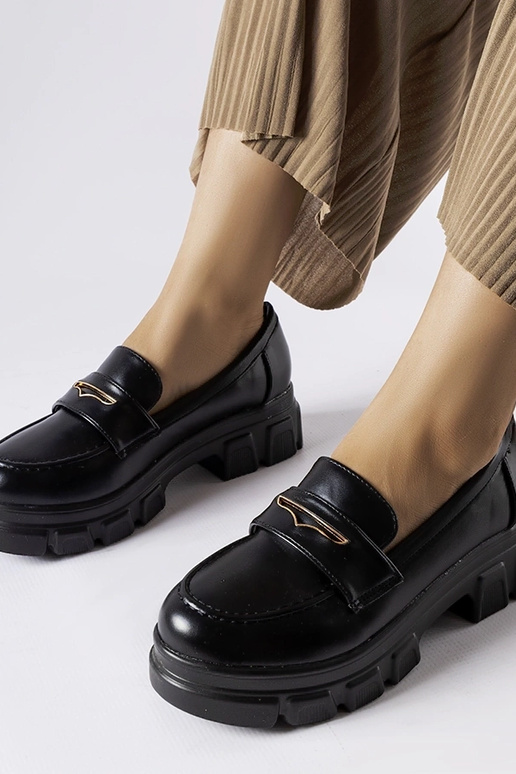 Mustad mokassiinid nähtava turvisega...