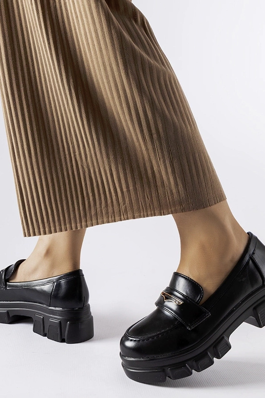 Mustad mokassiinid nähtava turvisega...