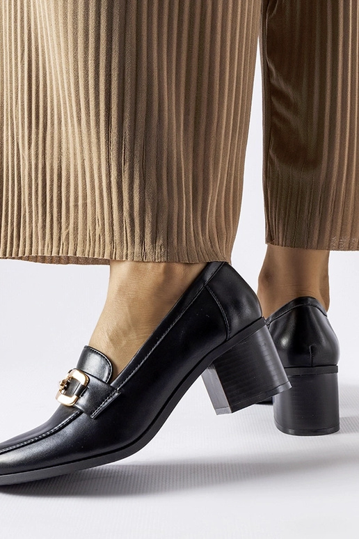 Mustad klassikalised pandlaga püksid...