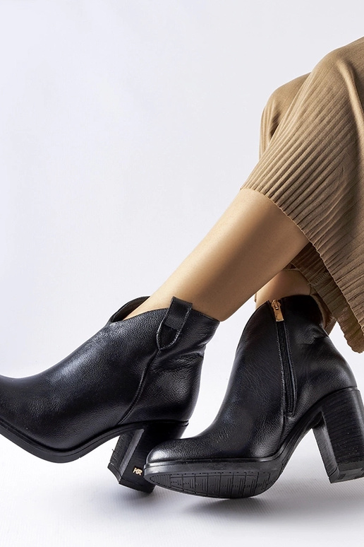 Mustad nahast talvesaapad, Karino