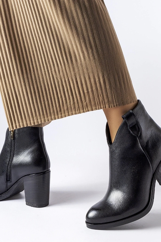 Mustad nahast talvesaapad, Karino