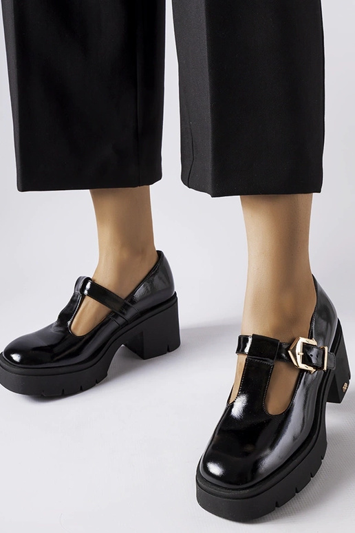 Mustad lakitud poolsaapad pandlitega,...