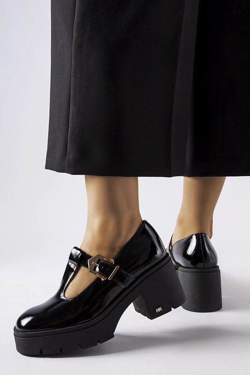 Mustad lakitud poolsaapad pandlitega,...