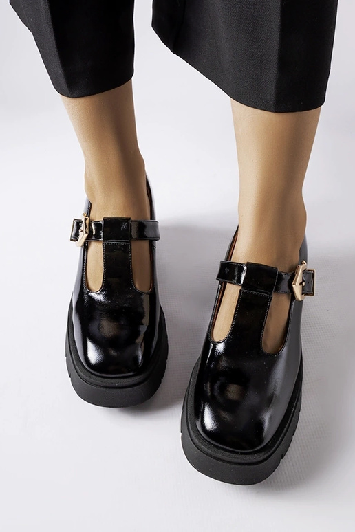 Mustad lakitud poolsaapad pandlitega,...