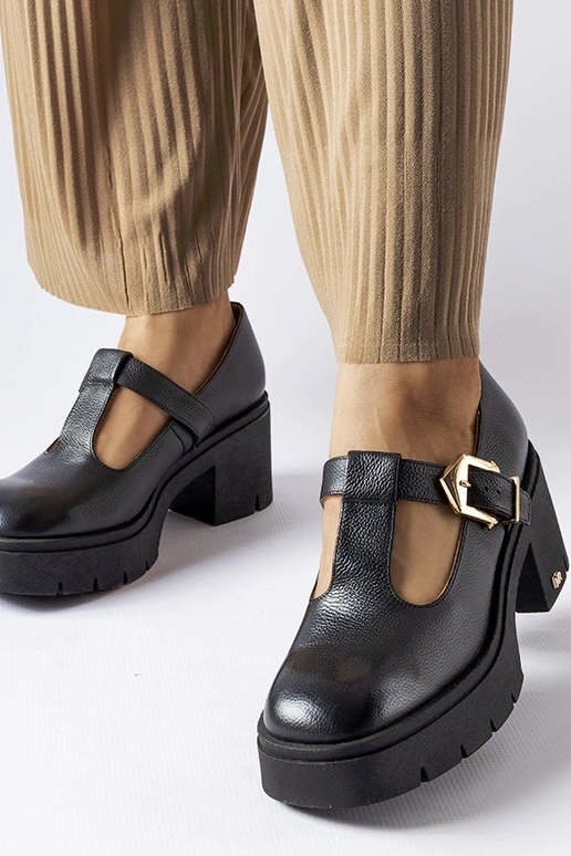 Mustad nahast poolsaapad, Karino