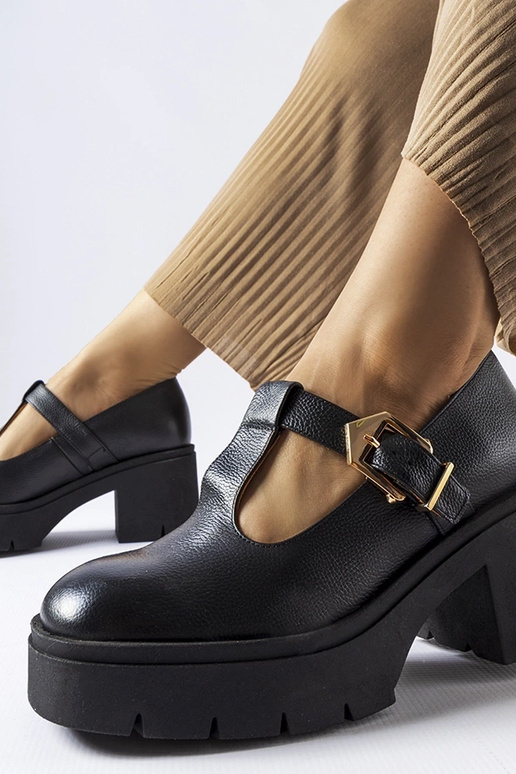 Mustad nahast poolsaapad, Karino