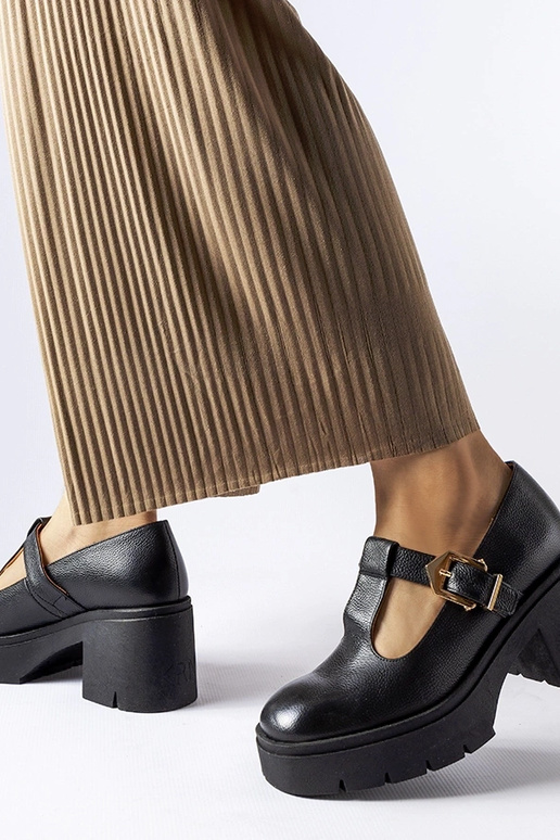 Mustad nahast poolsaapad, Karino