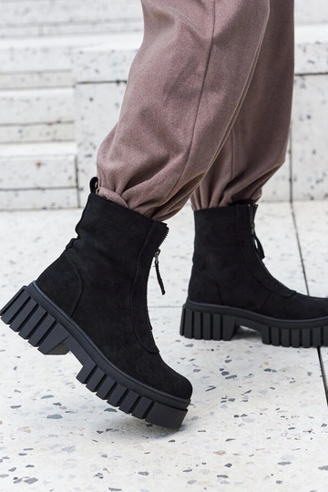 Mustad isoleeritud naiste...