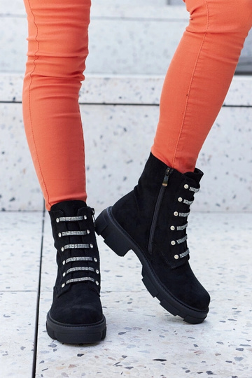 Mustad pahkluu saapad... 2