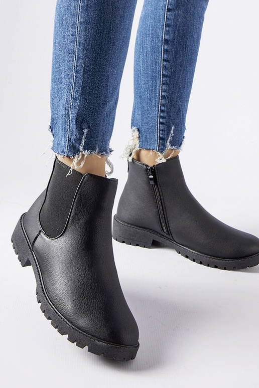 Mustad klassikalised vabaaja kingad...