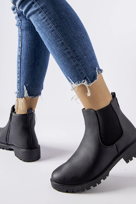 Mustad klassikalised vabaaja kingad...