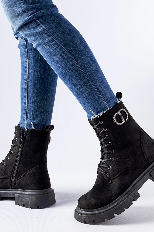 Mustad saapad tsirkoonidega...