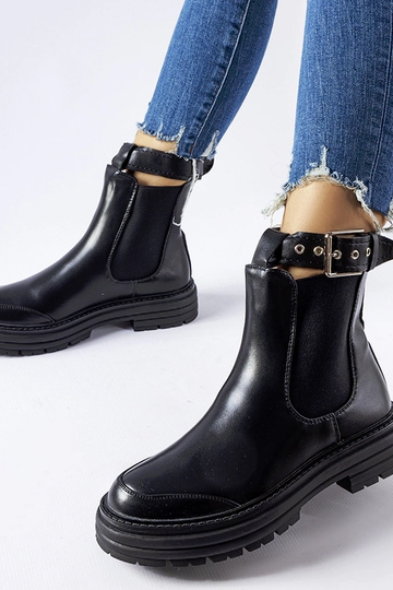 Mustad poolsaapad...